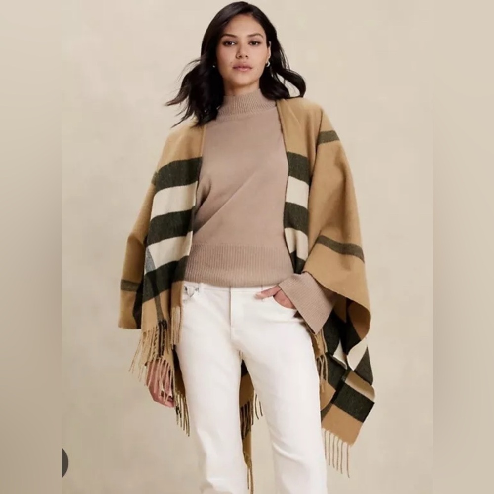 Banana Republic Plaid Cozy Poncho Ruana in Camel Big Check Plaid Black Off-White